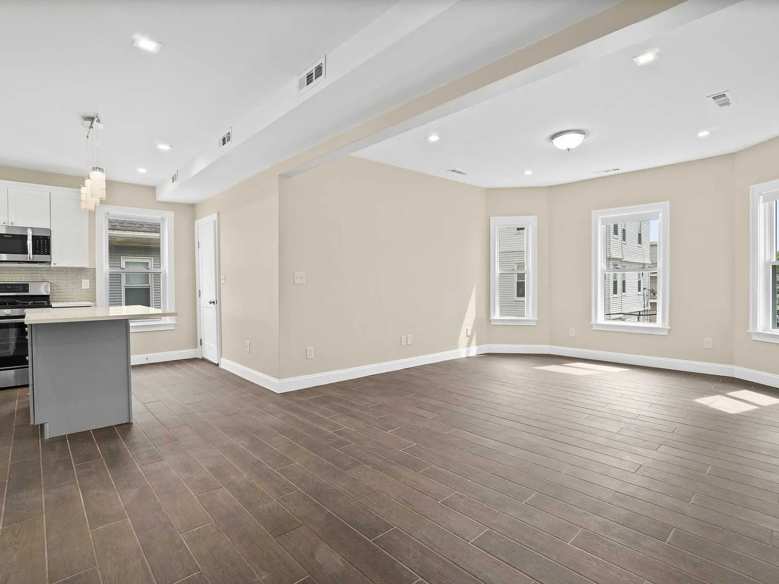 3 bed, $4,200 — Photo 2