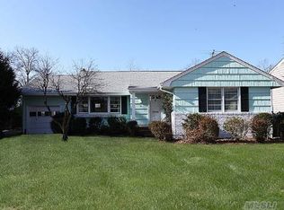 4 Laurel St, Garden City, NY 11530