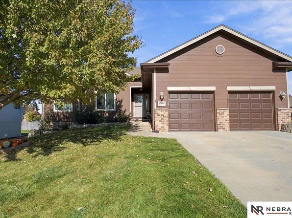 17204 Palisades Dr, Omaha, NE 68136