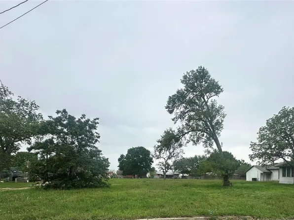 Edgar St, Yoakum, TX 77995