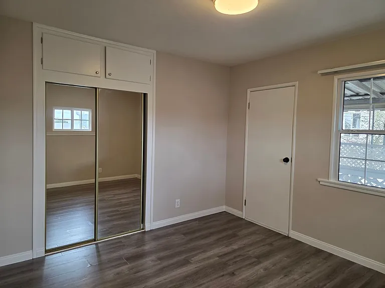 5547 Woodman Ave — Photo 13