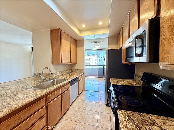 4th image of 600 W 9th St APT 1508