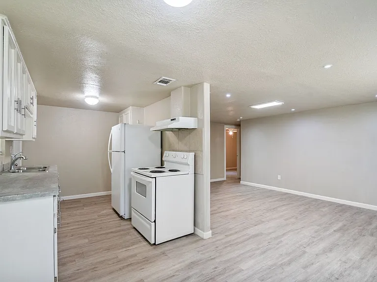 1000 Qualia Dr — Photo 4
