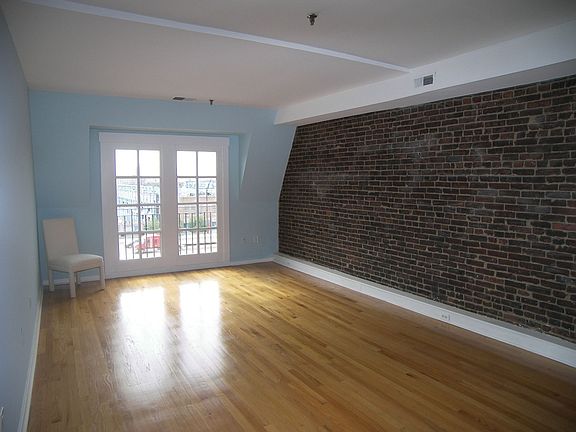 3rd image of 5056 N Front St #503