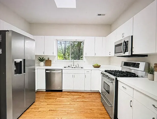 3 bed, 1760 sqft, $2,400 — Photo 4