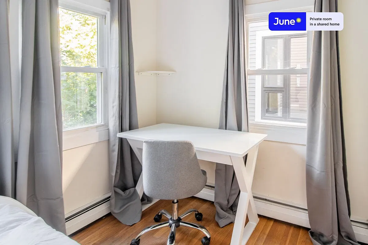 Queen bedroom in 5 bed/1 bath home in Mission Hill #1068 E — Photo 3