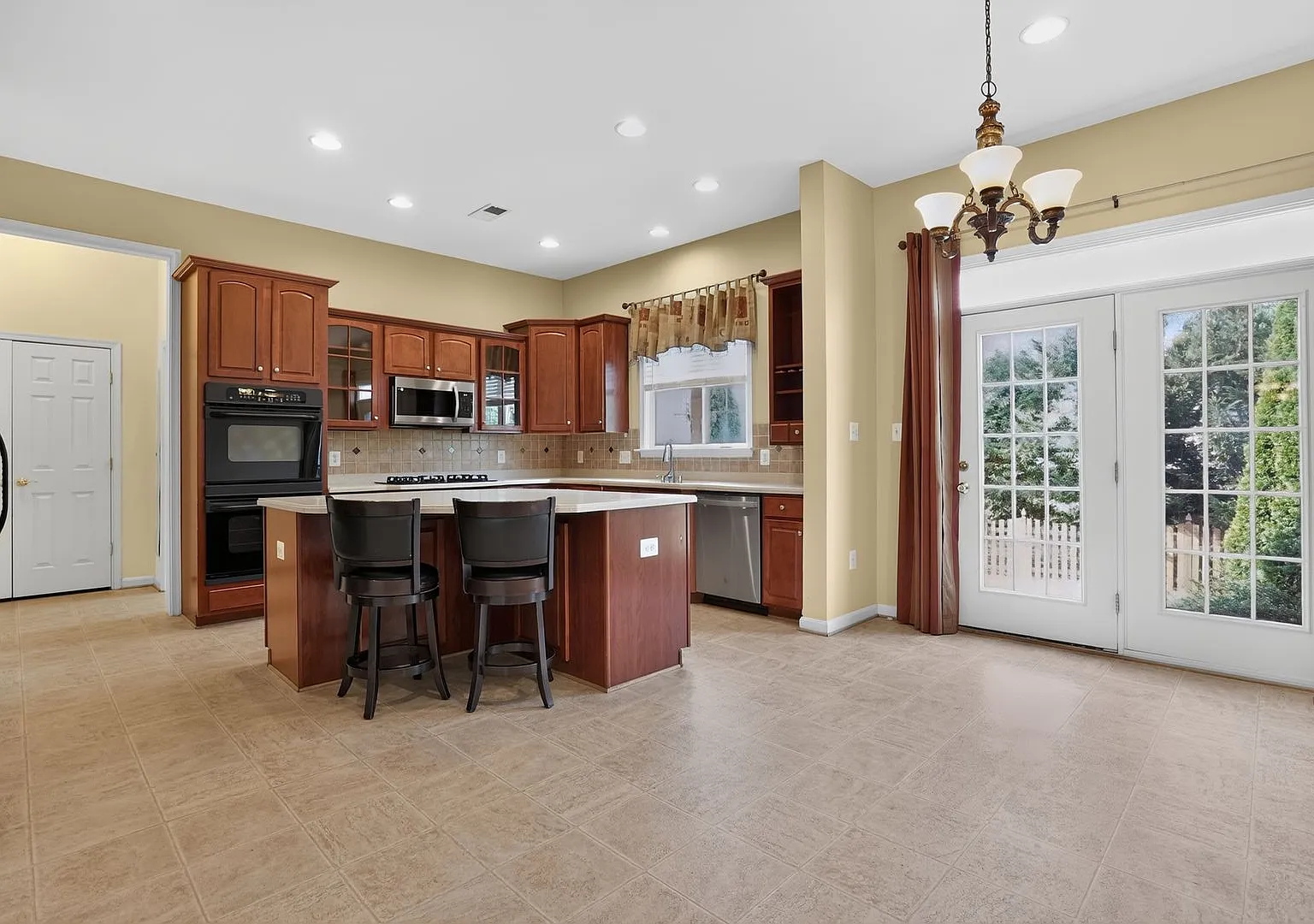 Luxurious 4 Bedroom 4.5 Bathroom SFH in Ashburn! — Photo 2