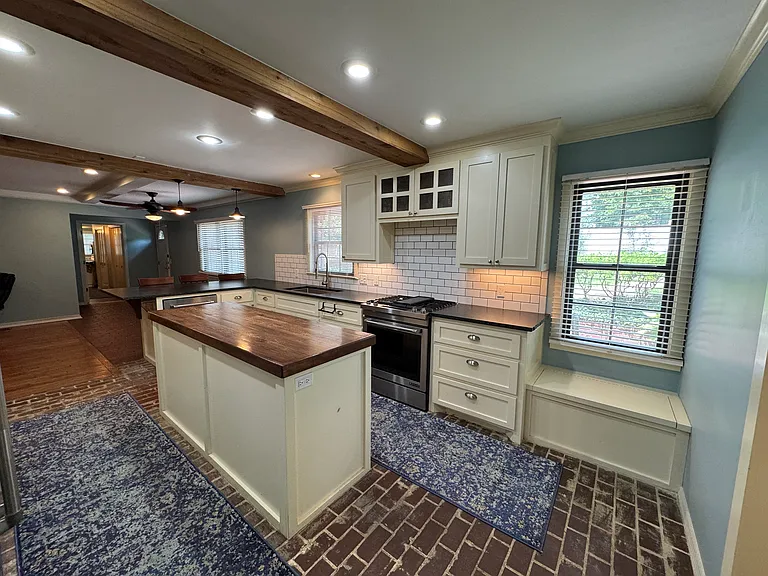425 E Seneca St — Photo 56