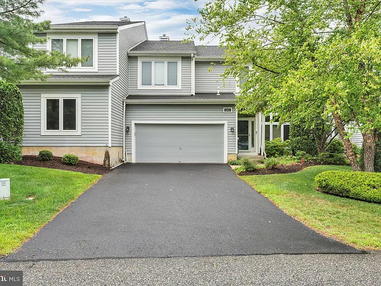 1202 Champlain Dr — Photo 2