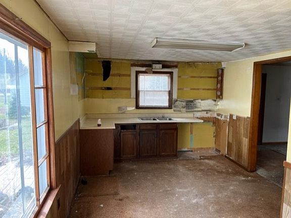 2nd image of 124 E Mills St