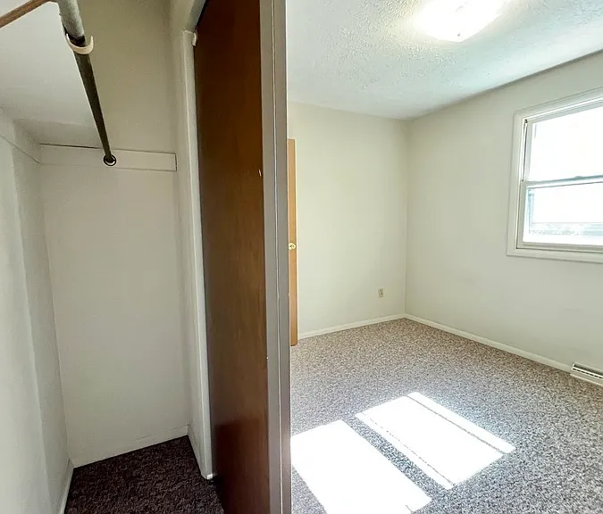 Oak Manor Dr — Photo 35