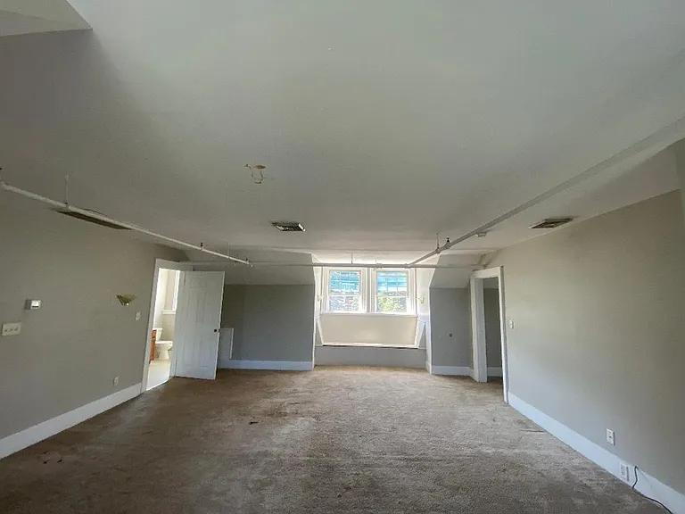 HUGE LIVING ROOM, Brand new flooring to be installed! Approx 19' X 20'!
