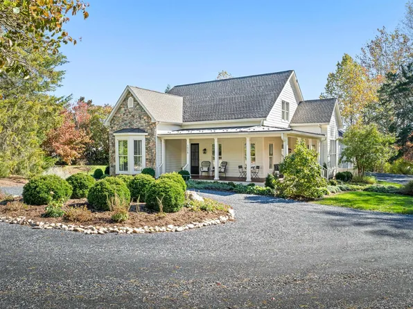 1526 Monocan Dr, Nellysford, VA 22958