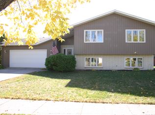 117 35th Ave NE, Fargo, ND 58102