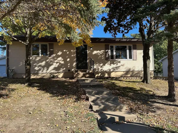 907 10th St SW, Forest Lake, MN 55025