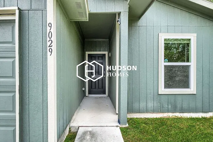 3 bed, 2.0 bath, 1028 sqft, $1,549 — Photo 3