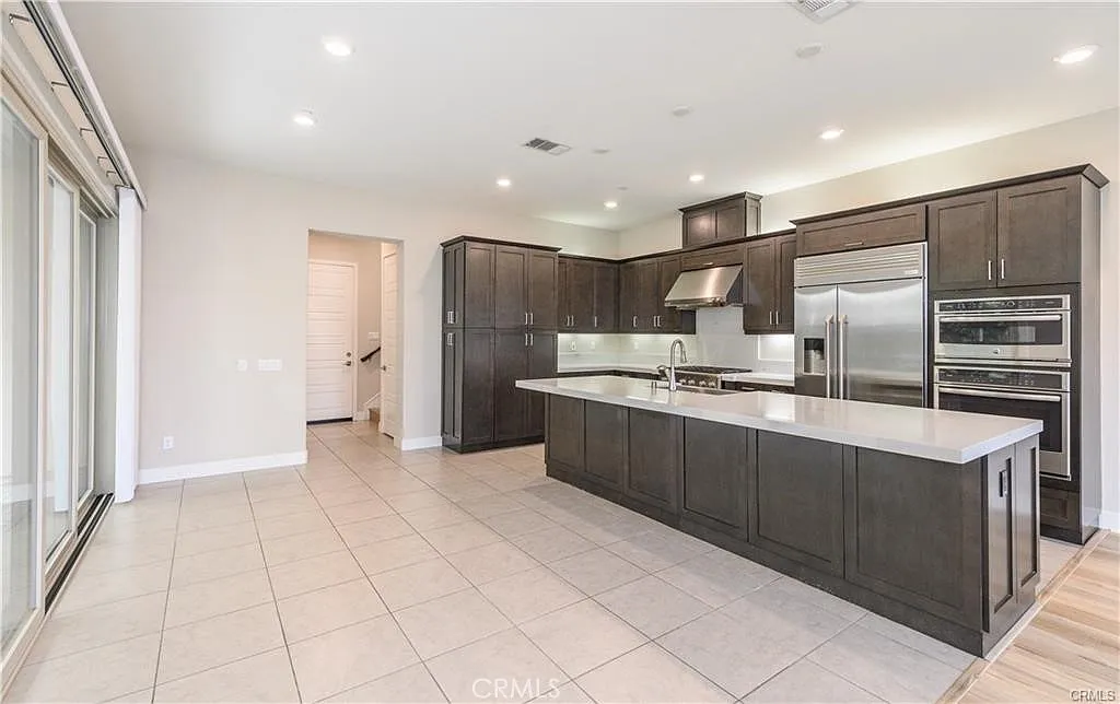3 bed, 2.5 bath, 1979 sqft, $5,000 — Photo 3