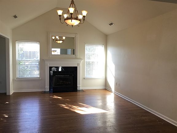 5th image of 1813 Day Lily Ln