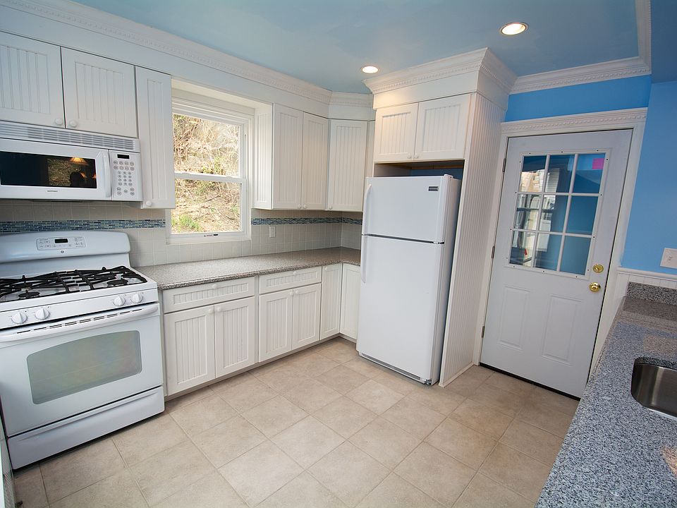 2nd image of 31 Whitewood Ave
