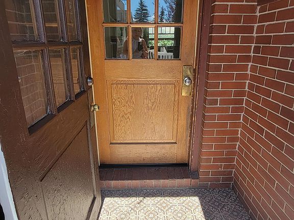 4th image of 815 University Ave