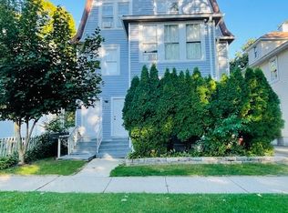 611 N Genesee St, Waukegan, IL 60085