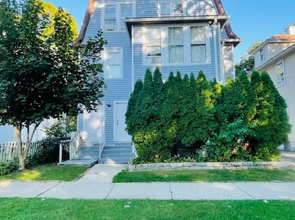 611 N Genesee St, Waukegan, IL 60085
