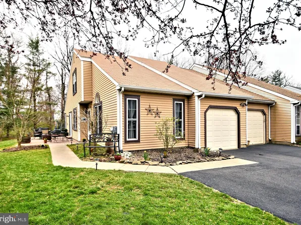 263 Woodstream Ct, Langhorne, PA 19047