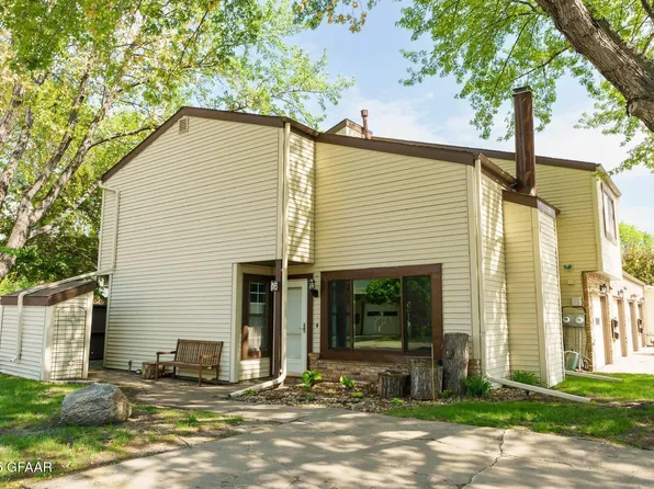 1015 N 39th St APT D16, Grand Forks, ND 58203