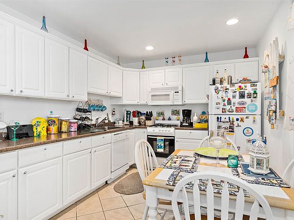 3rd image of 210 E Monterey Ave APT 2