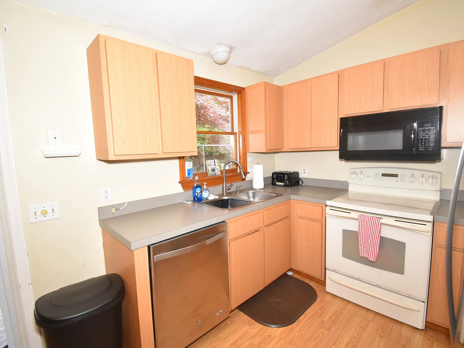 3 bed, 1240 sqft, $2,550 — Photo 4