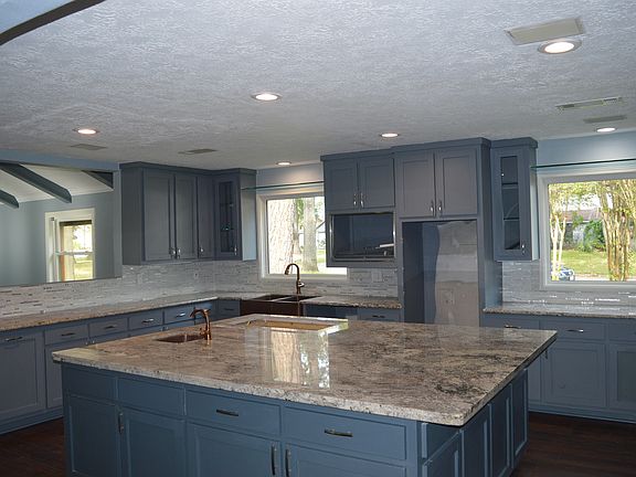 Single slab island 96x112