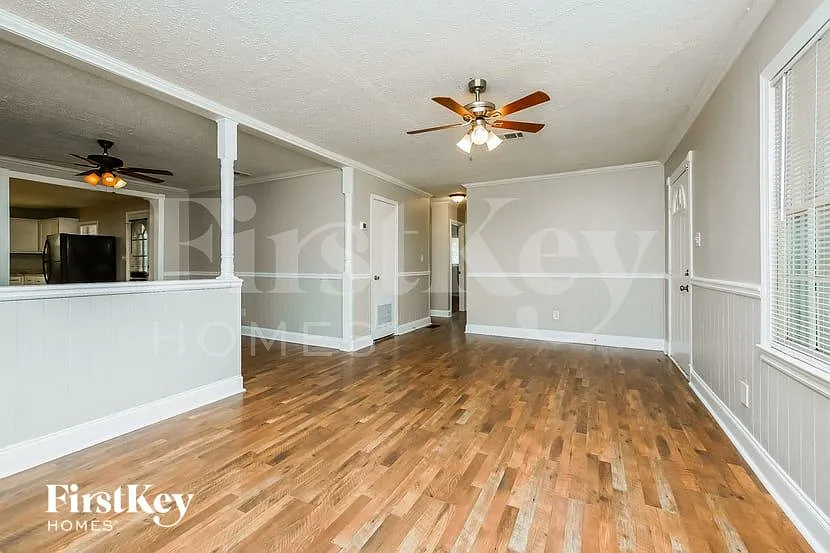 4 bed, 2.0 bath, 1326 sqft, $1,910 — Photo 4