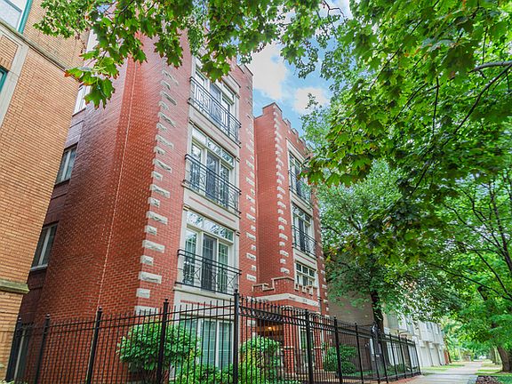 2nd image of 2049 W Morse Ave APT 4W