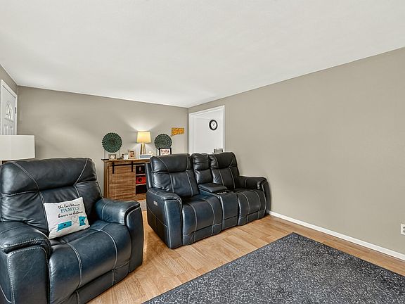5th image of 398 32nd St NE