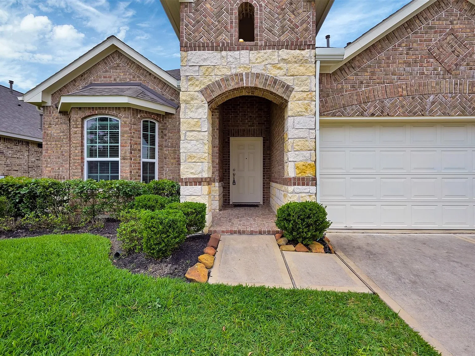3 bed, 3.0 bath, 2016 sqft, $2,350 — Photo 2
