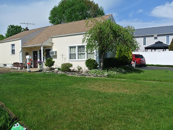 2nd image of 8 Seth Ln