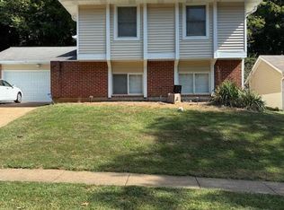 537 Treetop Village Dr, Ballwin, MO 63021