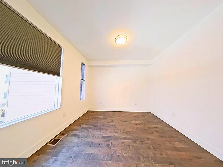 421 Wallace St — Photo 30