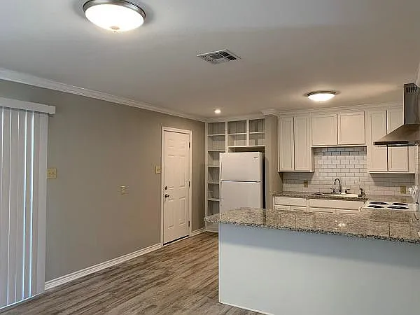 409 E Emory St — Photo 7
