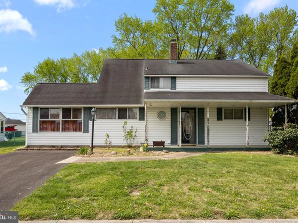 8 Ice Pond Rd, Levittown, PA 19057