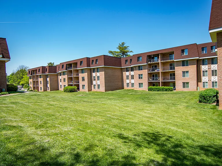 Oakton Park Apartments Building Exterior 35