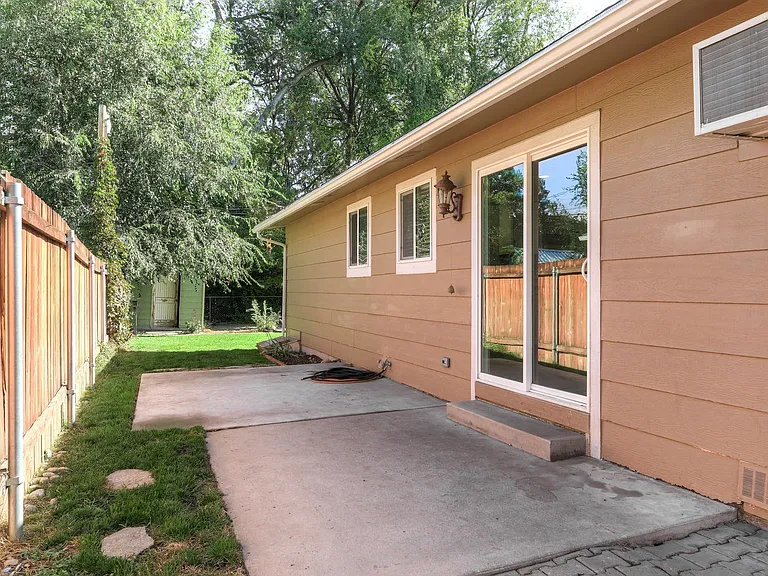 Beautifully Renovated 2 Bed, 1 Bath Townhouse Available July 1st! — Photo 22
