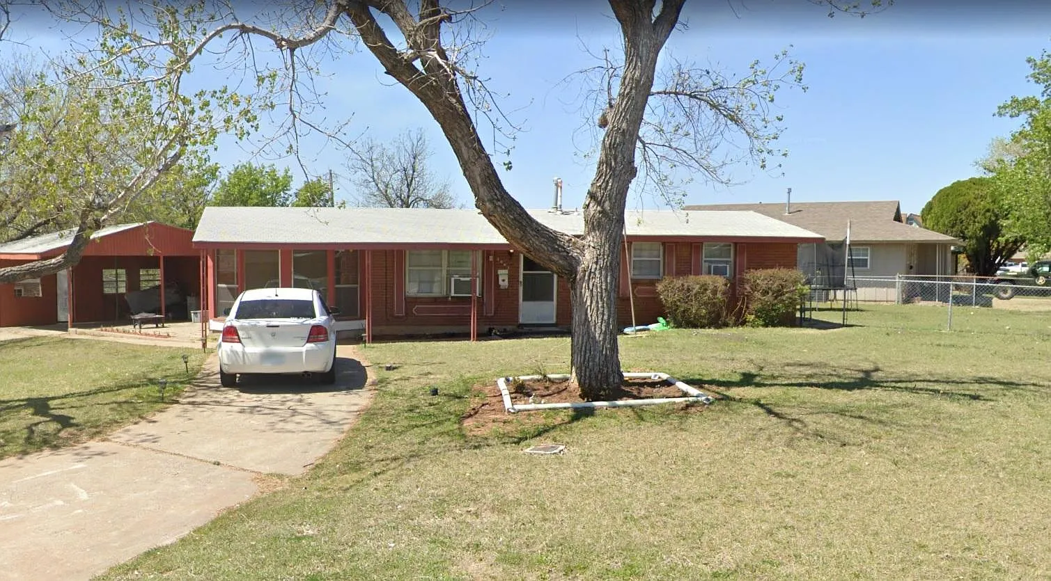 3 bed, 1.5 bath, 1250 sqft, $1,050 — Photo 1