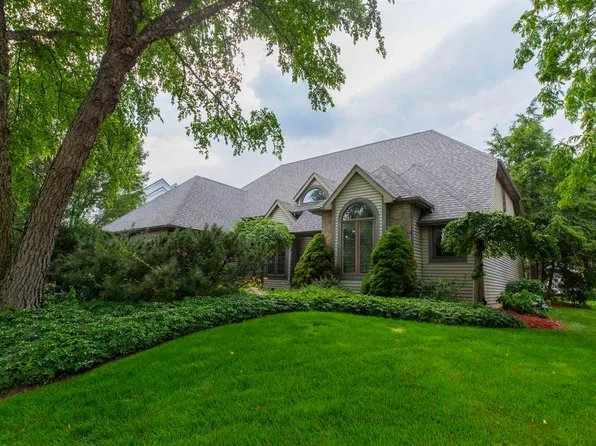 15789 Clarendon Hills Dr, Granger, IN 46530