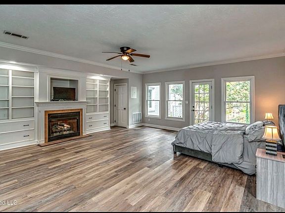 3rd image of 206 Comstock Ln