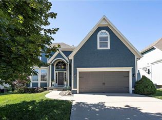 318 Sycamore Dr, Raymore, MO 64083