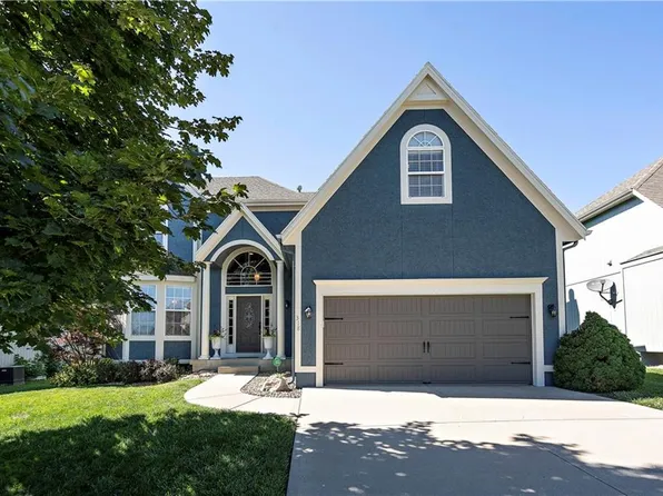 318 Sycamore Dr, Raymore, MO 64083