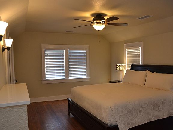 4th image of 8 Hillcrest St