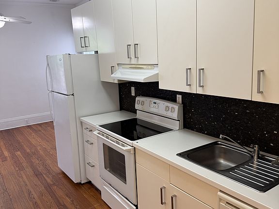 4th image of 912 Oak St APT 3