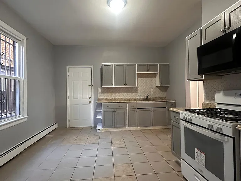544 Grove St — Photo 4